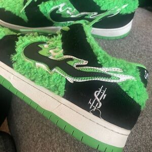 Men's Athletic Shoes - Green & Black Fuzzy Low-Top Sneaker